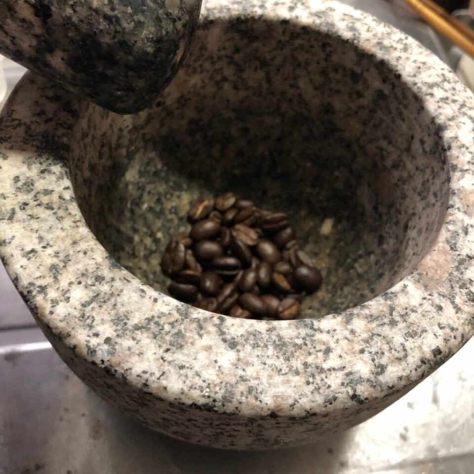 珈琲の豆を入れたすり鉢